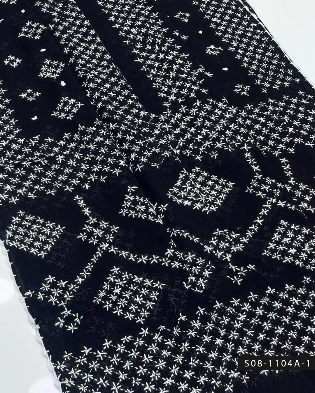 Handcrafted Lawn Chaddar with Sippi Jaal Embroidery & Lace Border (2.5 Yards)